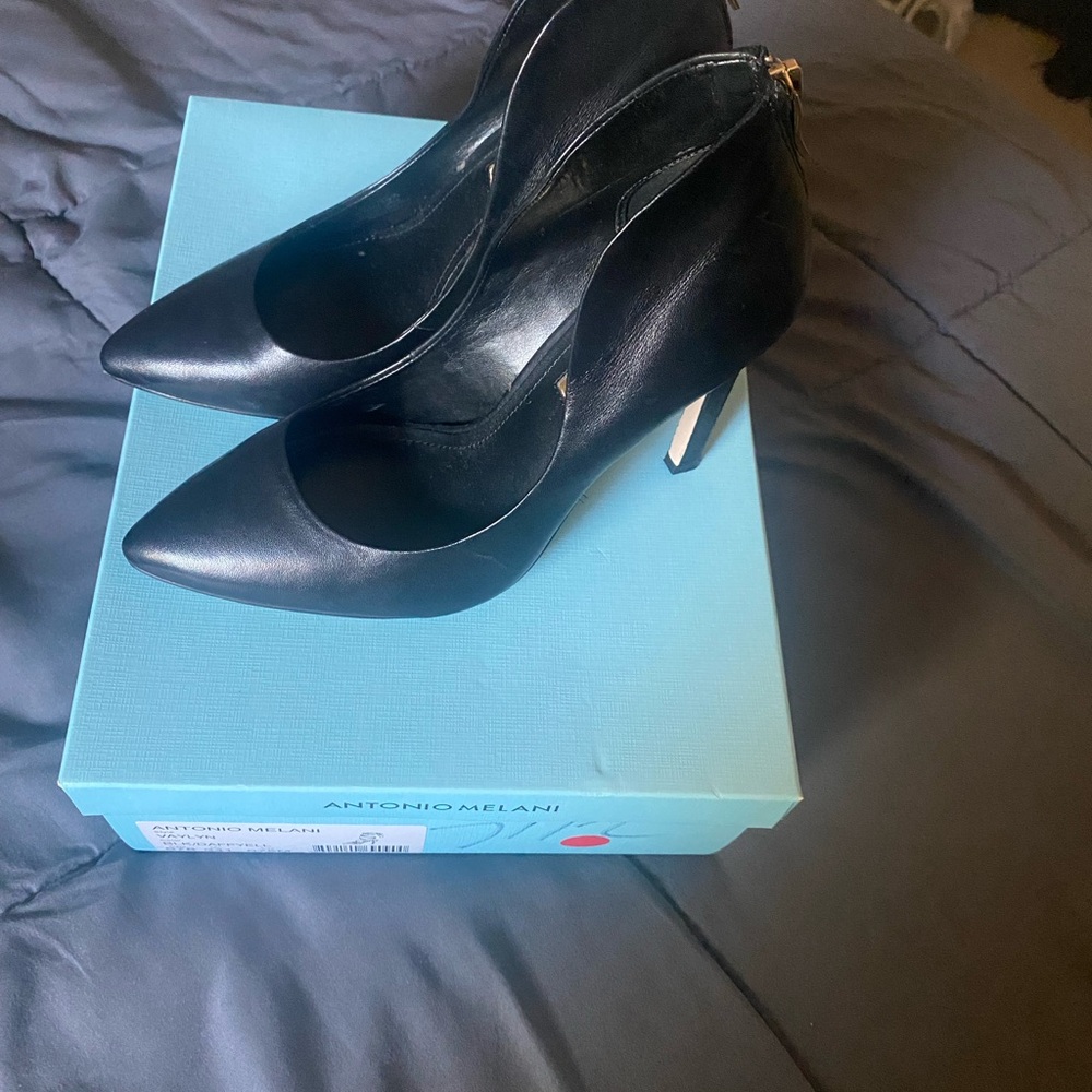 BCBGeneration Black Pointed Leather Pumps - Picture 2 of 6